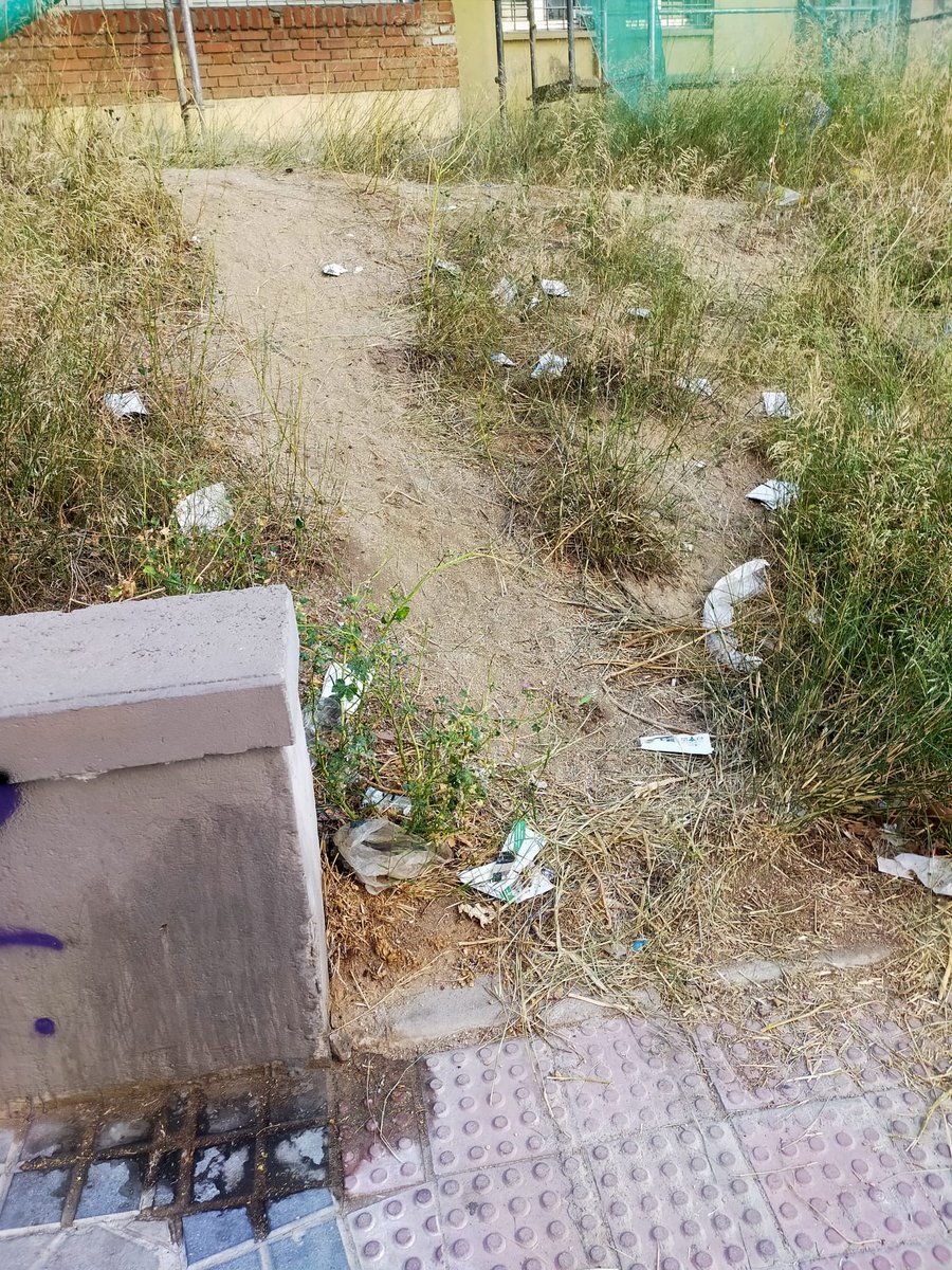 Rapunkelsite's tweet photo. @Lineamadrid @MADRID Muy limpio no ha quedado la zona la verdad, da asco pasear con tus hijos. Os pido por favor que se limpie. Gracias https://t.co/G1jYrc6mpD