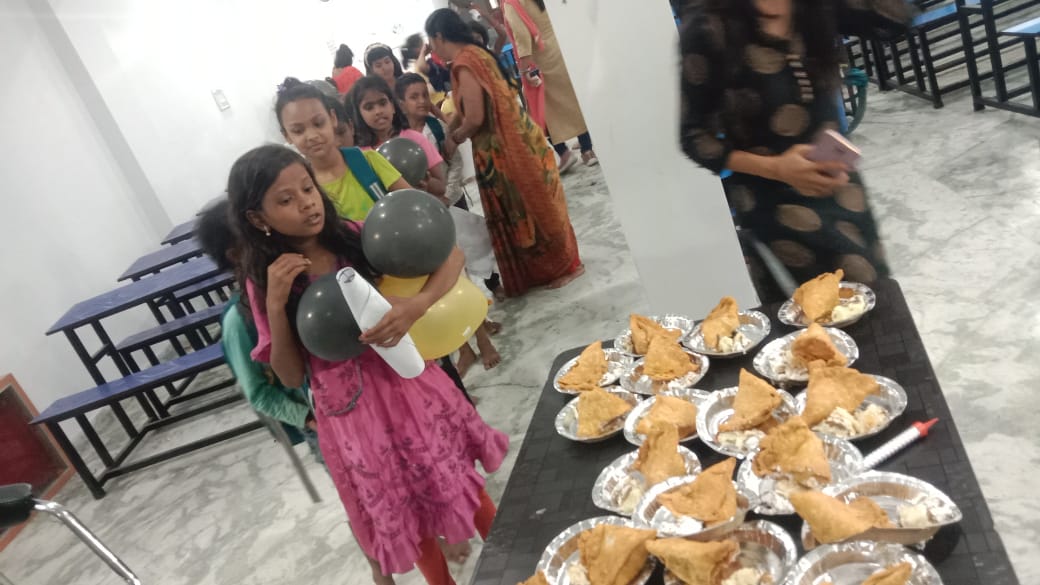 BharatSabal's tweet photo. Madhubani painting workshop organised by  @BharatSabal   at patna with some Fresh refreshments for students 
#upcm #bihar #bihargovernment #biharcm #biharnews 
#upgovt #ngo4edu 
#painting #drawing https://t.co/1RTbtxdqcf