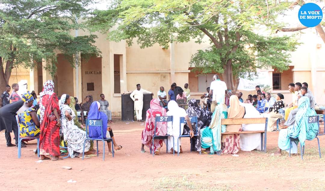 lavoixdemopti's tweet photo. Dans le cadre de la biennale artistique et culturelle à Mopti, le pôle de ressources locales de @malifolkecenter #Mopti a organisé un espace d'échanges. C'était avec les délégations de Menaka et de Bamako, sur l'adaptation et l'atténuation des effets des changements climatiques. https://t.co/eFEpj4MTRM