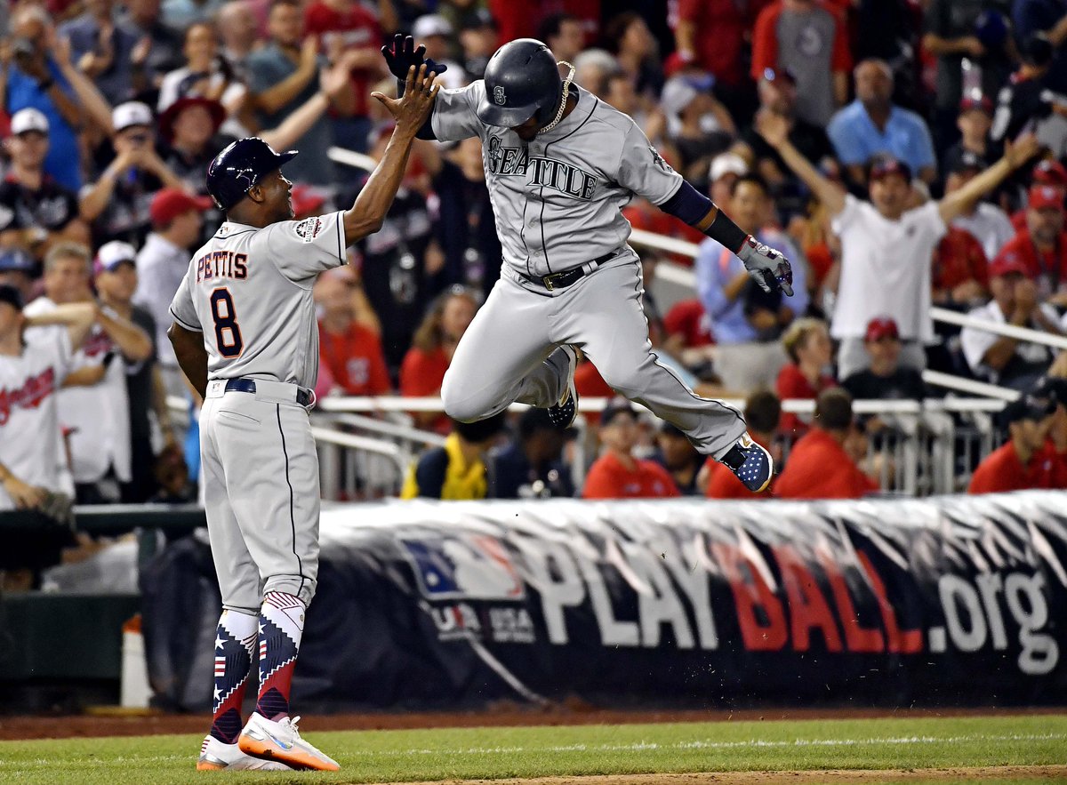 SportsInnoX's tweet photo. This year the @MLB updated their pitch clock telecom system, revolutionizing the way we experience the rhythm and pace of baseball with a belt pack made by Rediel. ⚾⏱️

#SportsInnovationX #MLB2023 #MLB #MLBAllStarGame #TechnologyInSports #PitchClockTelecom #Rediel https://t.co/YDPSiUW0tc