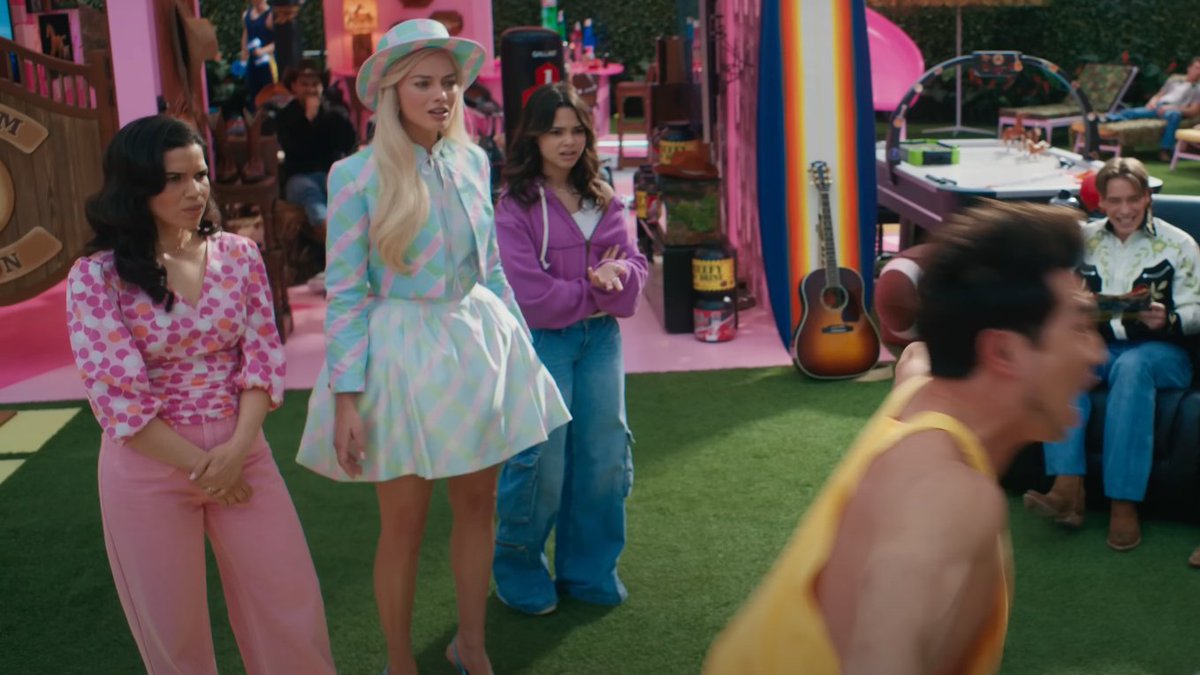 มึงเกรต้าเอาจริงวะ

เคนเป็นตัวแทนของชายแท้ที่อยู่ในสังคมเฟมมินิสต์ที่ลึก ๆ แล้วก็รู้สึกไม่พอใจในความเป็นตัวเอง กระทั่งได้ไปโลกจริงที่เขาค้นพบความเป็นใหญ่ชาย เลยถลำลึกทรยศบาร์บี้ เพราะเขาอยากพิสูจน์ว่าเขาไม่ใช่เคนของบาร์บี้ และบาร์บี้ควรจะรักเขาที่เป็นเคน ไม่ใช่เพราะเขาอยู่กับเธอ