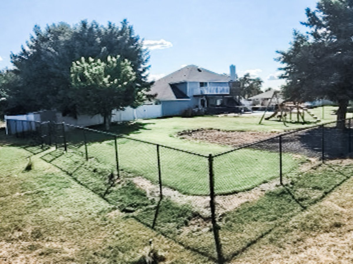 Combinations that work👍🏽.  Vinyl and black Chain-link combo fence. Thank you Tri-Cities. #fenceinstallation