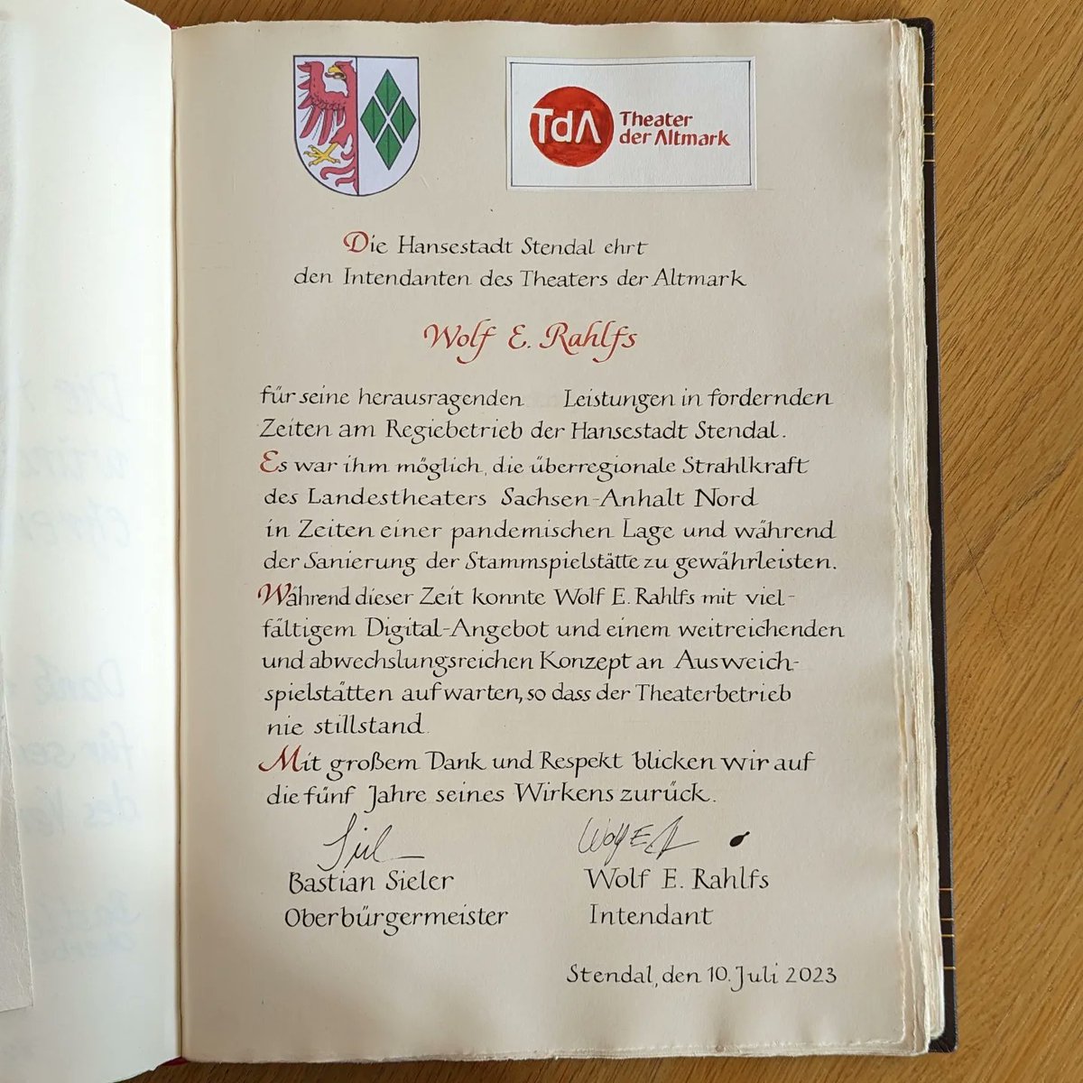 Zum zweiten Mal in meiner Amtszeit hatte ich die Ehre, eine Eintragung ins Ehrenbuch der Stadt Stendal vorzunehmen. Das Theater der Altmark war trotz Pandemie und Dauerbaustelle vor allem Dank Wolf E. Ralphs sichtbar. Stendal hat bewiesen: Auch in Krisen können wir Kultur.