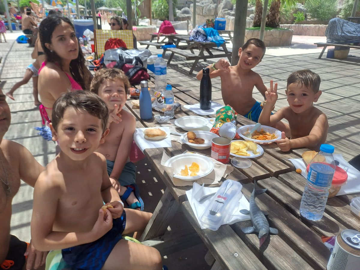 f_elsjovenils's tweet photo. ¡La mejor forma de combatir el calor es poniéndose a remojo! 💦☀️
Así que ayer pasamos un día chulísimo en @AquoCullera metidos en la piscina. 🎢
#ElsJovenils #pequeJovenils #fentfalla https://t.co/qFlnGSnKsc