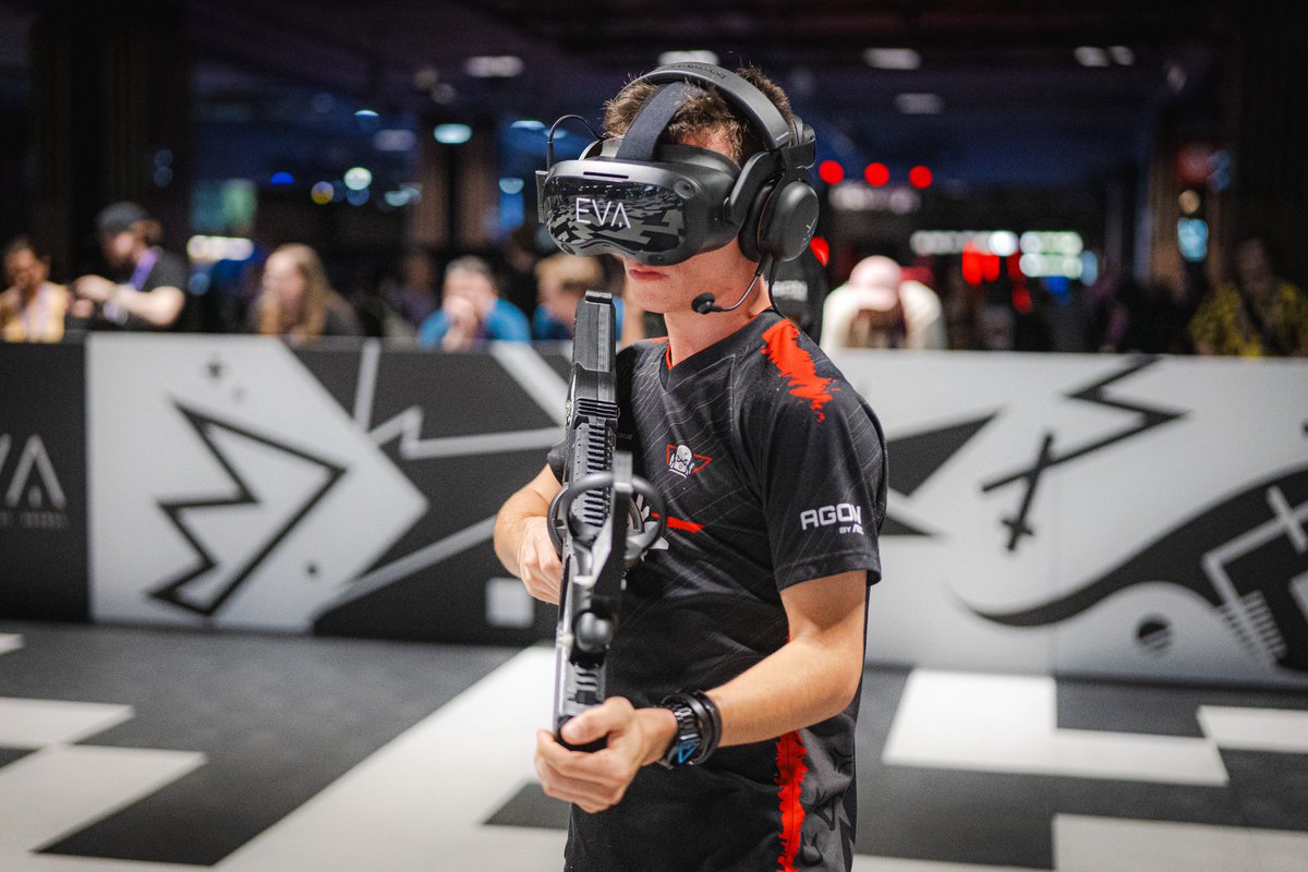 SebilletThomas's tweet photo. Clap de fin pour la #TwitchCon ! C’était fou 🤩

Merci à @evagg_fr pour la confiance, hâte de vous envoyer mes photos 📸

Merci également à l’ensemble de la team EVA, aux joueurs et aux spectateurs 🔥

À très vite sur la scène EVA 👋🏽

#photographer #esport #vr #paris https://t.co/siaiN8VRJC