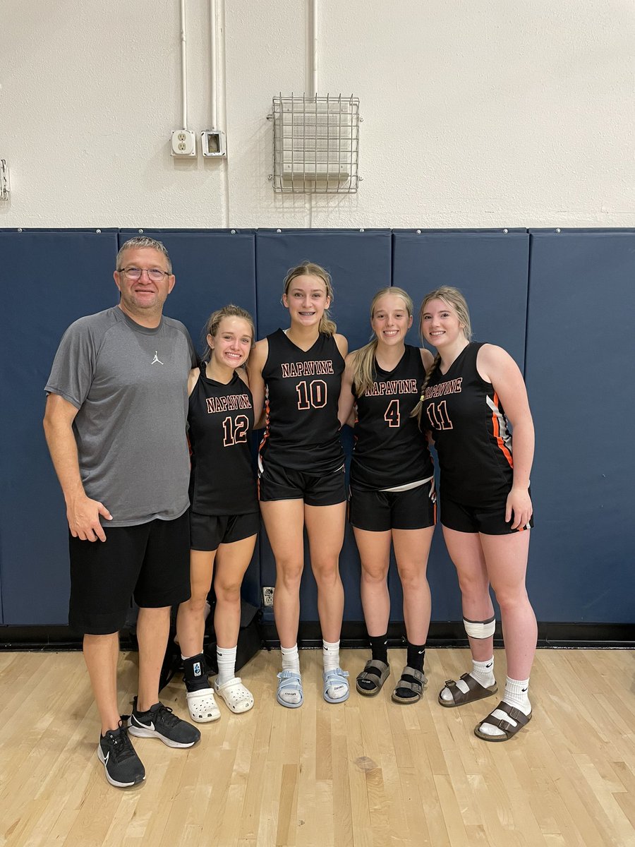 ShaneSchutz's tweet photo. Last Oregon City tournament with these amazing seniors!  Some great memories with this crew! ❤️🏀 https://t.co/WHtnvBczxk
