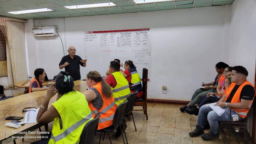 UniversidadMoa's tweet photo. Se puntualizan los aseguramientos para la corrida tecnológica del proceso industrial, en la empresa #ECG , se intercambio con jóvenes graduados en nuestra casa. La #FGM incide en el cumplimiento de los objetivos estratégicos de la #UMoa, a través del vínculo Universidad-Empresa https://t.co/yx4neBWFCK