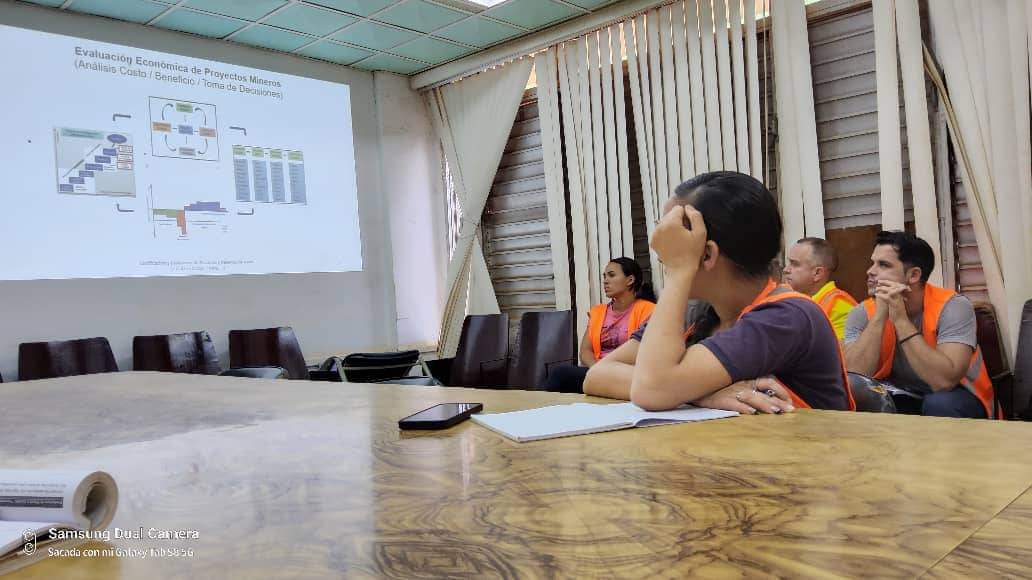 Se puntualizan los aseguramientos para la corrida tecnológica del proceso industrial, en la empresa #ECG , se intercambio con jóvenes graduados en nuestra casa. La #FGM incide en el cumplimiento de los objetivos estratégicos de la #UMoa, a través del vínculo Universidad-Empresa