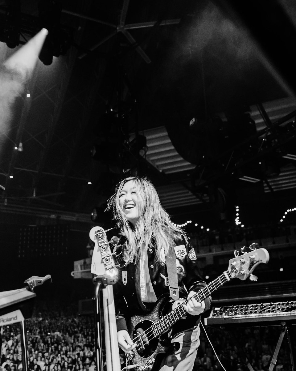 .<a href="/tianaohara/">Tiana Ohara</a> rocking the new Short Scale StingRay Bass on tour with <a href="/xboygeniusx/">boygenius</a>. 

📷: <a href="/saladjockey/">saladjockey</a>