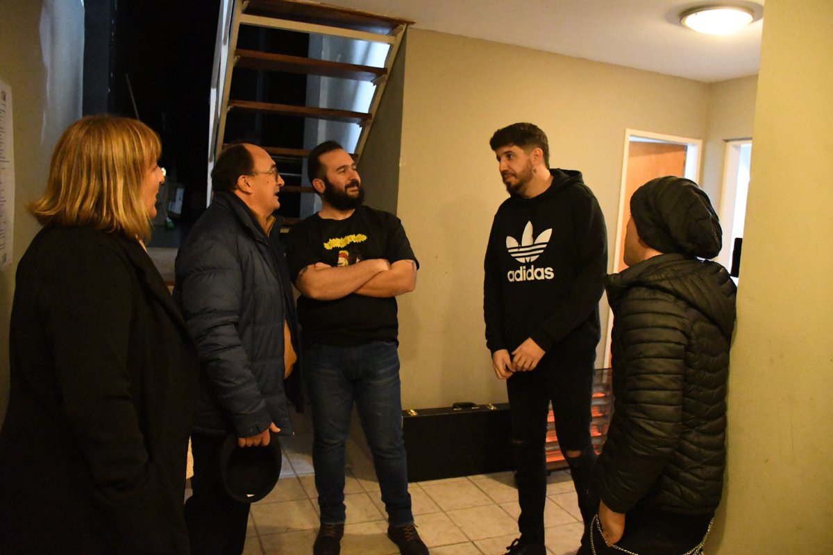 MuniSaladillo's tweet photo. LOS 10 AÑOS DE QUE REVIENTE LA COMISIÓN

El intendente Salomón junto a la dir. de Cultura Silvina Iturria concurrió el viernes por la noche al teatro Marconi para presenciar el show de la banda local Que Reviente la Comisión con motivo de celebrarse los 10 años de creación. https://t.co/XCil3zzZF2