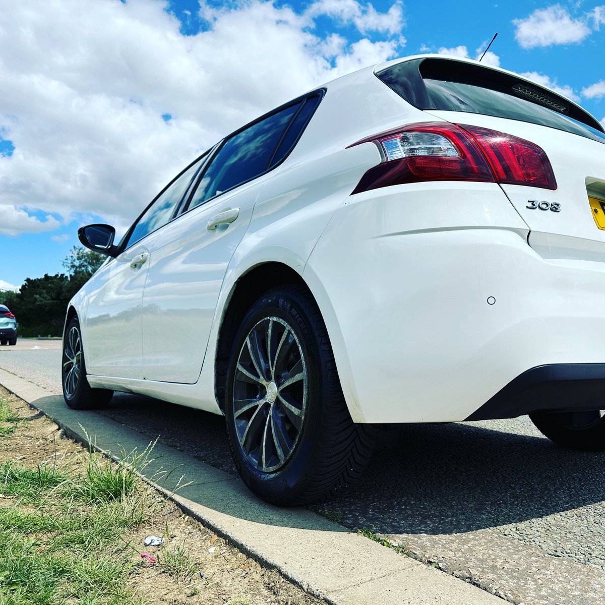 TarikToros's tweet image. Az önce ikinci arabamı sattım 3 bin sterline. Facebook’a ilan vermiştim. Talip olan kişi mesaj atıp geldi, denedi götürdü. İnternette devir işlemi 20 sn sürdü, iki kişi arasında, sistem fiyatını sormuyor tabi, istersen beleş ver. Peugeot 308, 2015, 1.2 benzinli manuel. Meraktan…