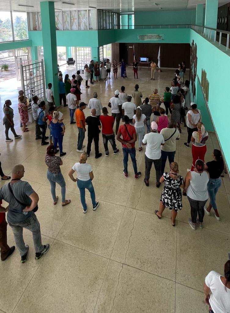 hisplacen's tweet photo. Con mucho orgullo, #Hisplacen recibió esta mañana la condición Colectivo Distinguido Nacional, por su desempeño durante el año 2022. 
Este reconocimiento es fruto del esfuerzo de nuestros trabajadores, quienes se comprometen a cumplir metas superiores en el presente año. https://t.co/Uq9R8daxZK