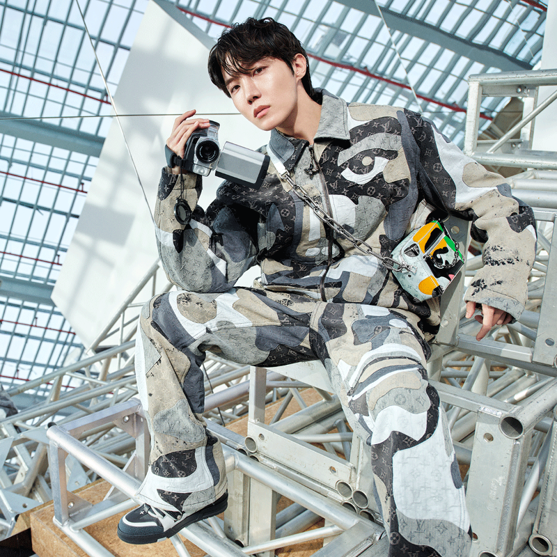 LouisVuitton's tweet photo. j-hope for Men’s Fall-Winter 2023 Collection. As an exploration of the digital age, the House Ambassador embodies the pursuit of modern connectivity imbued in the collection.

#jhope #LVMenFW23 #LouisVuitton