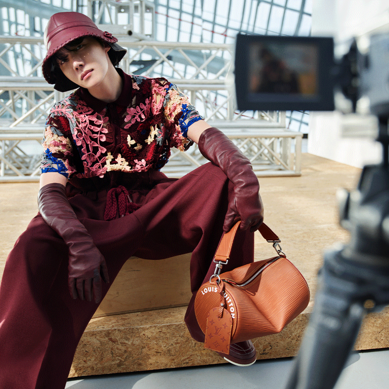 LouisVuitton's tweet photo. j-hope for Men’s Fall-Winter 2023 Collection. As an exploration of the digital age, the House Ambassador embodies the pursuit of modern connectivity imbued in the collection.

#jhope #LVMenFW23 #LouisVuitton