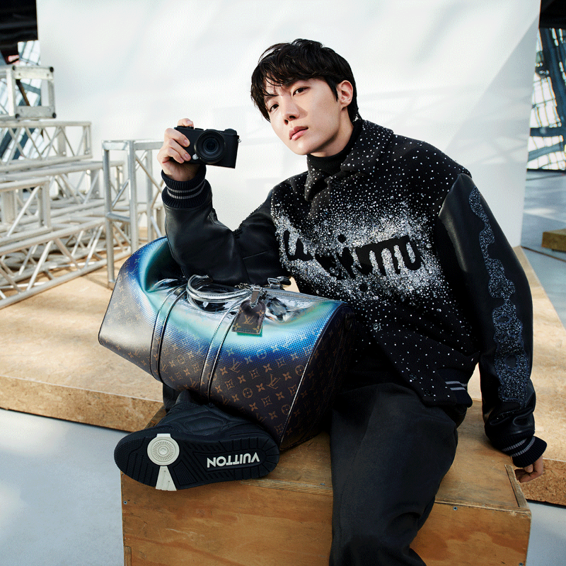 LouisVuitton's tweet photo. j-hope for Men’s Fall-Winter 2023 Collection. As an exploration of the digital age, the House Ambassador embodies the pursuit of modern connectivity imbued in the collection.

#jhope #LVMenFW23 #LouisVuitton