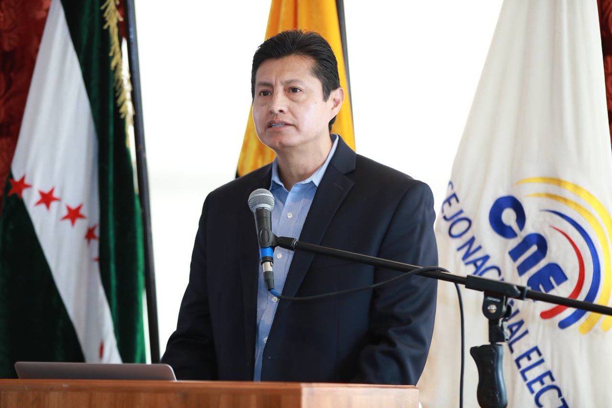 cnegobec's tweet image. #PasoAPasoElectoral | #StalinCardona, funcionario electoral expone sobre los beneficios del  #VotoTelemáticoEnElExterior para las #EleccionesAnticipadas2023Ec. &quot;Los 🇪🇨 empadronados en el 🌐 deberán inscribirse en voto-telematico.cne.gob.ec, para sufragar el 20 de agosto&quot;, mencionó.