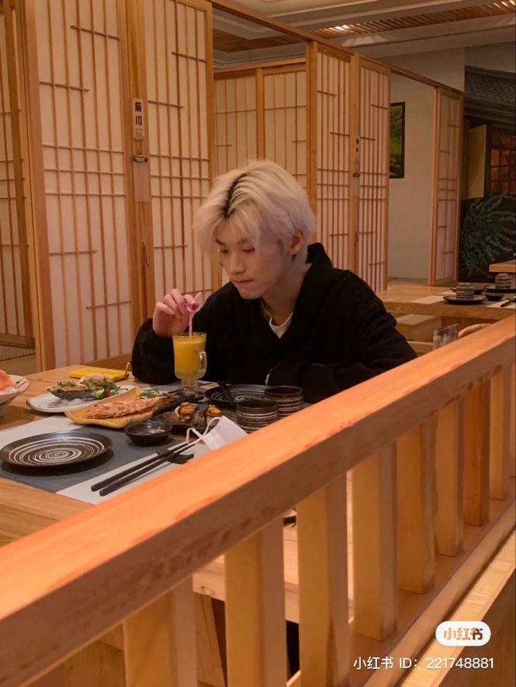 @quix6te your camera roll will be filled with photos of you that i took while eating. we would end up always eating outside when we hangout and i wouldn’t be able to help myself but take thousands of pictures with you in the frame.