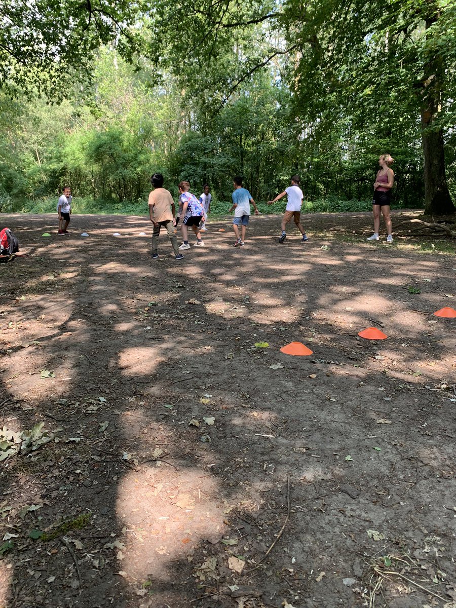 CroattoSandrine's tweet photo. #vacancesapprenantes 
Aujourd’hui c’était balade naturaliste 🌿🌳🪵 🐿️🦝🦡🦌🐾et parcours sportifs 🏃‍♂️dans la forêt de Vigy à la #adeppa. La matinée s’est terminée par un bon repas.😋 Puis retour à la @CiteEdMetzBorny pour les ateliers de maths et de français.On continue demain ! https://t.co/8HRMrbzDte