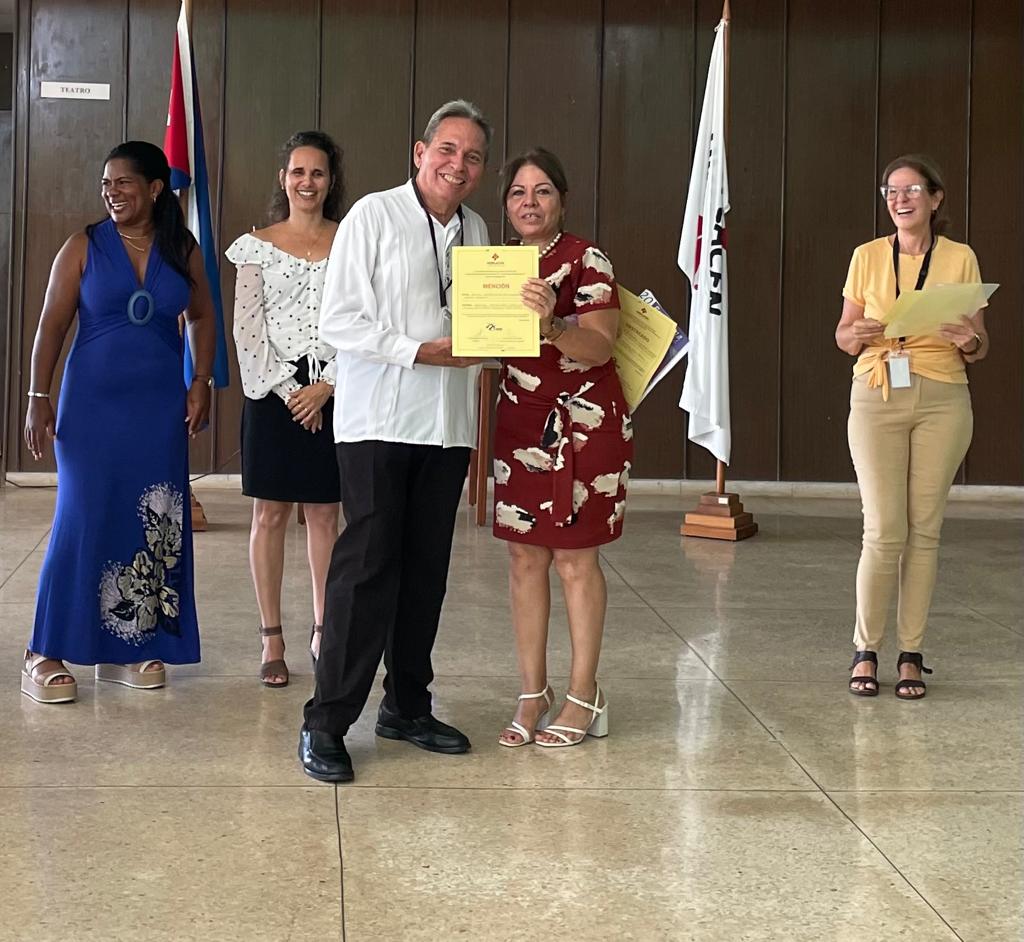 hisplacen's tweet photo. @SilviaVeraShel6 @BioCubaFarma @EdMartDiaz Se provechó el espacio para otorgar los reconocimientos por los resultados obtenidos en el Fórum de Base de Ciencia y Técnica 2023. https://t.co/3EKhG1hhdn