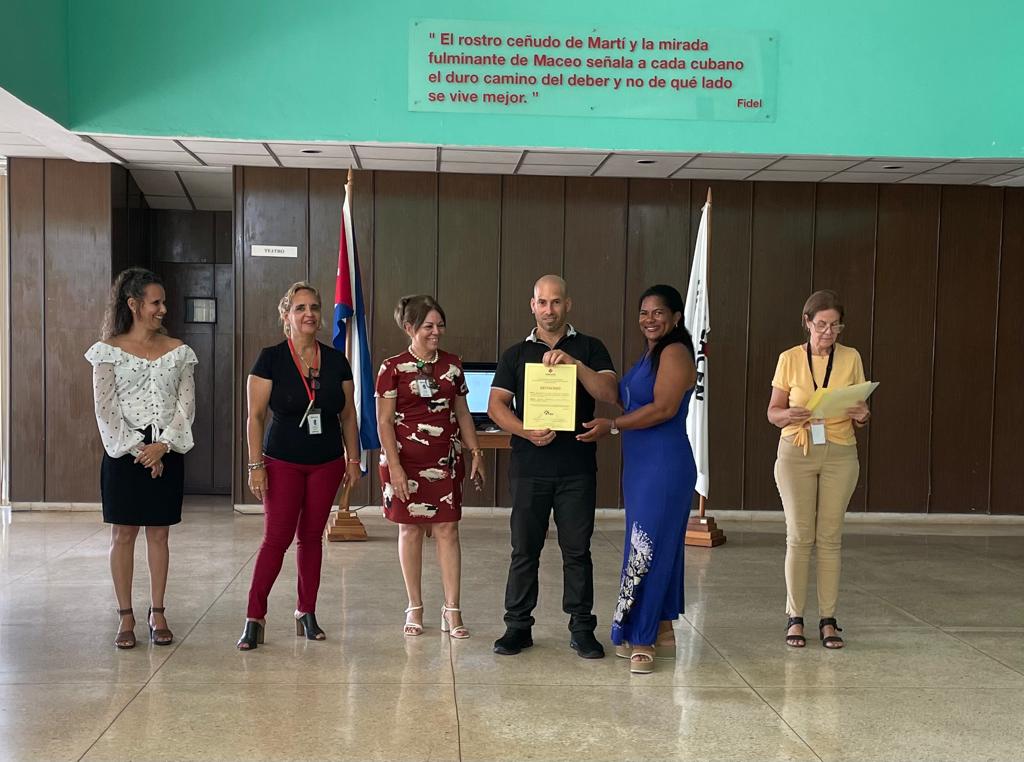 hisplacen's tweet photo. @SilviaVeraShel6 @BioCubaFarma @EdMartDiaz Se provechó el espacio para otorgar los reconocimientos por los resultados obtenidos en el Fórum de Base de Ciencia y Técnica 2023. https://t.co/3EKhG1hhdn