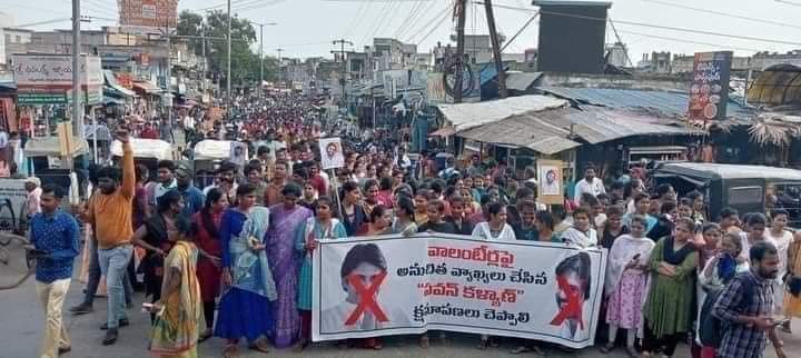 krishnaroyalmyd's tweet photo. 👉వాలంటీరు వ్యవస్థ ద్వారా సేకరించబడుతున్న సమాచారం దుర్వినియోగం అవుతోందని జనసేనాని చెప్పింది...
👉అందులో వాలంటీర్లు భాగస్వాములు కారు, పావులు అని జనసేనాని ఆవేదన...🤔🤔
👉5వేల రూపాయలకు తమ పిల్లలు పని చేయాలనీ ఏ తల్లి తండ్రులు కోరుకుంటారు... 🤔🤔
@JanaSenaParty @PawanKalyan https://t.co/H3irWKHU4z