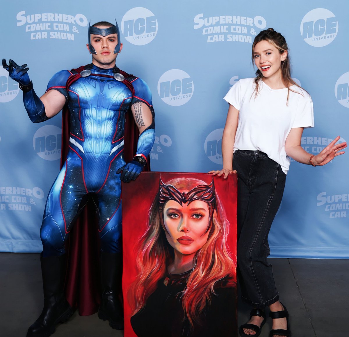 I met MOTHER Wanda !!! 😳

Still can't believe this! 😭
She loved my Wiccan Cosplay & 
#ScarletWitch Painting  🤩

#wandamaximoff 
#AgathaCovenOfChaos