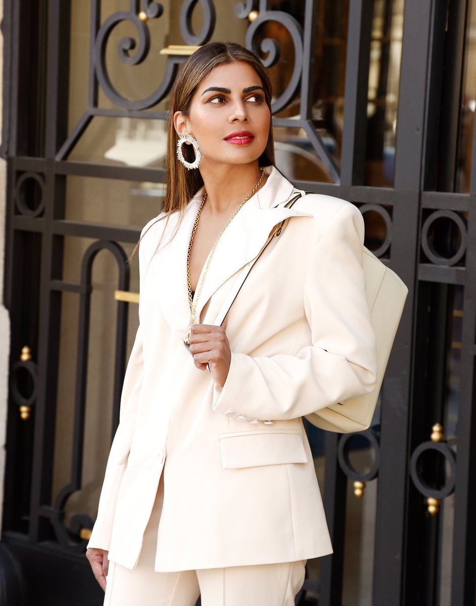 zedit_zva's tweet photo. Dress: @actualee
Earrings: @aneis_jewelry
Necklace: @carlozinimilano
Bag: @giada_montenapoleone https://t.co/PlzaUH6eoP