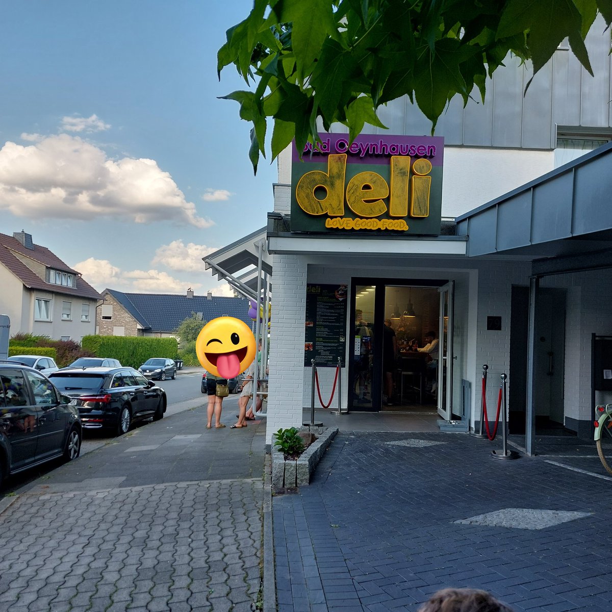 FreddyChiller's tweet photo. 17:10uhr Bestellt und warten noch immer auf das Essen! Der Laden ist Rappel Voll und einer sehr komische Luft drinne! Qualm kann kaum abziehen.  @oeyni https://t.co/NxFxk4lHxt
