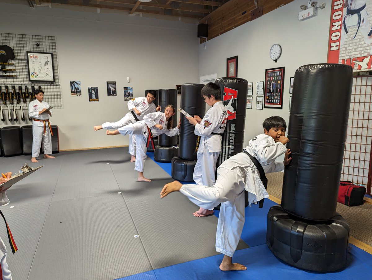 SurreyFoodBank's tweet photo. We would like to give our special appreciation to Newton Black Belt Academy and its students who embarked on a 5-minute #kickathon and helped raised $1,350 for @SurreyFoodBank. Thank you 🥰
@ATAMartialArts
#blackbelt #atamartialarts #newton #surrey #SurreyBC #community #Canada https://t.co/jNx3wWWf2b