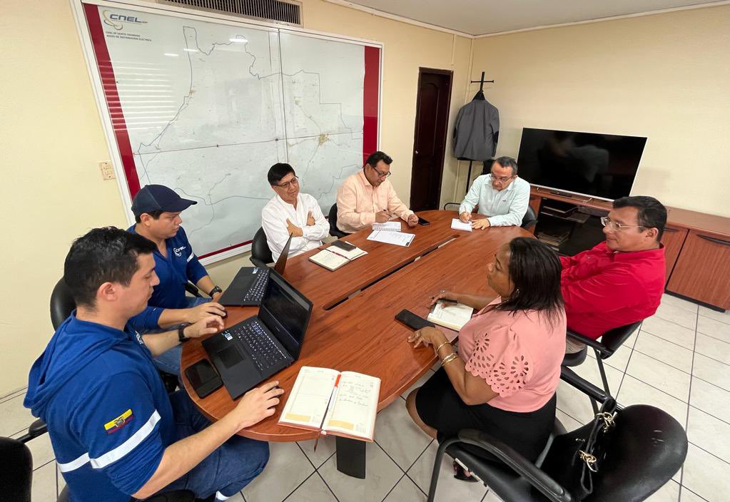 CNEL_EP's tweet photo. 📍#SantoDomingo

Administrador mantiene reunión de trabajo, con alcalde del cantón Puerto Quito, para articular acciones en bien de la comunidad. 

Se revisa proyectos eléctricos y de alumbrado público, en la zona. https://t.co/mhVJEwuWOD