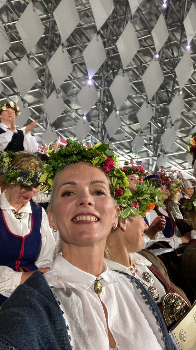 Elina_Treija's tweet photo. “Vai jums par to maksā?” man jautā Latvijā dzimusi, augusi, skolota jauna krievu sieviete, kad pastāstu savu Dziesmu svētku nedēļas grafiku. Viņu šokē atbilde, mani -jautājums. https://t.co/2LPWnMqSAq