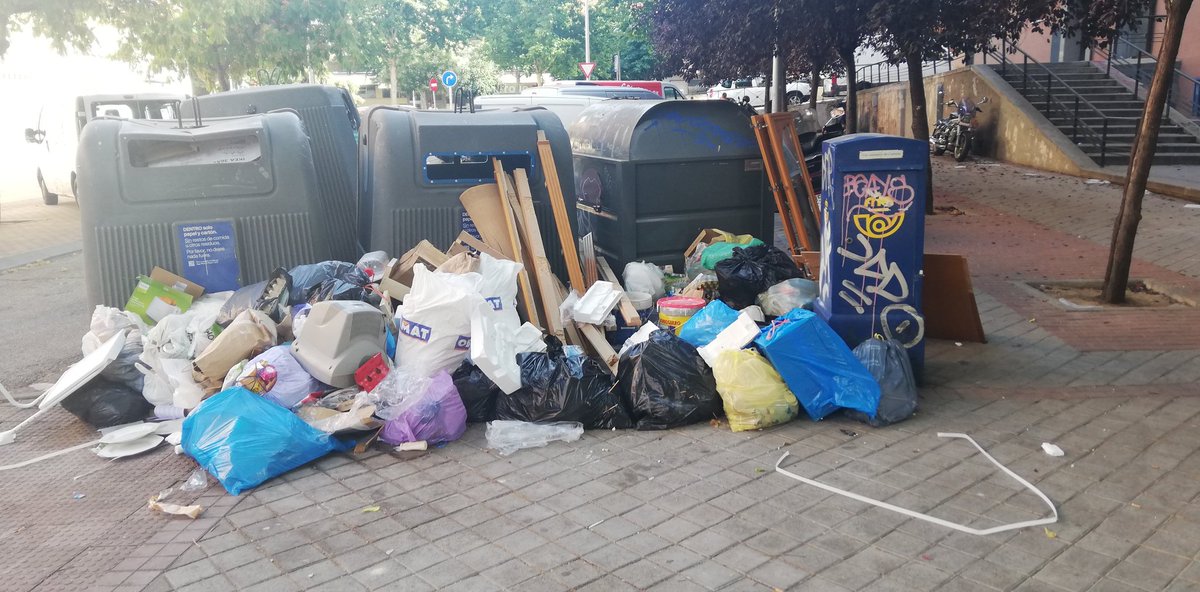oskismo's tweet photo. #Puntolimpio clandestino Calle Pablo Ortiz 12 (01) #Usera #Useralimpia #UseraVerde #barriopradolongo #pradolongo @Lineamadrid @jmd_usera @ppopular_usera @MADRID https://t.co/OGChwVEtkx