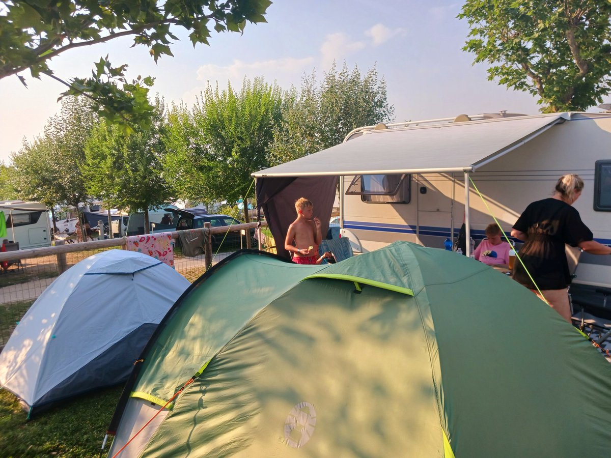 tkleinhesseling's tweet photo. Poah, uitdagende tocht van 440 km over de #fernpas en #brennerpas.
Aber, wir haben es geschaft!
#homeiswhereweparkit
#idealazise
#gardameer https://t.co/Bs1waMBgkK