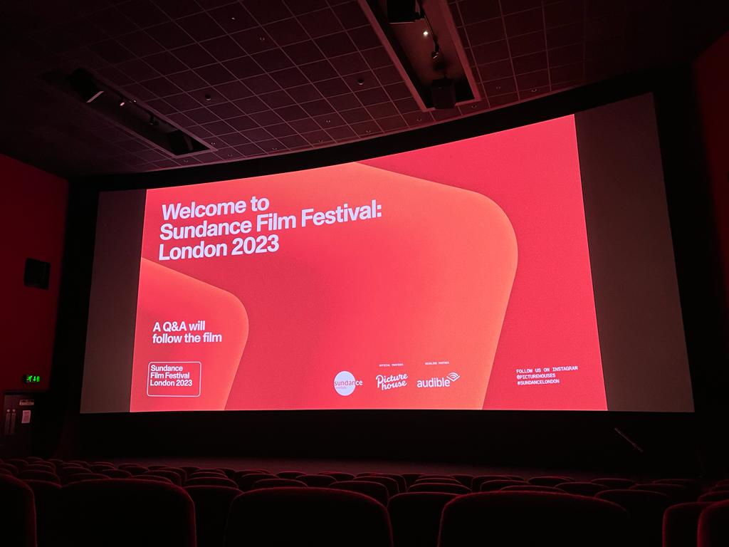 Ms_DanielaKoppe's tweet photo. 1(2) I've to confess: my best friend persuaded me for a long time to going to the #PicturehouseCentral after a busy day for #youhurtmyfeelings.
But at the end it was worth it. The brilliant performances from @ArianMoayed and @TobiasMenzies were smart and funny at the same time. https://t.co/ERsqP9fwdD