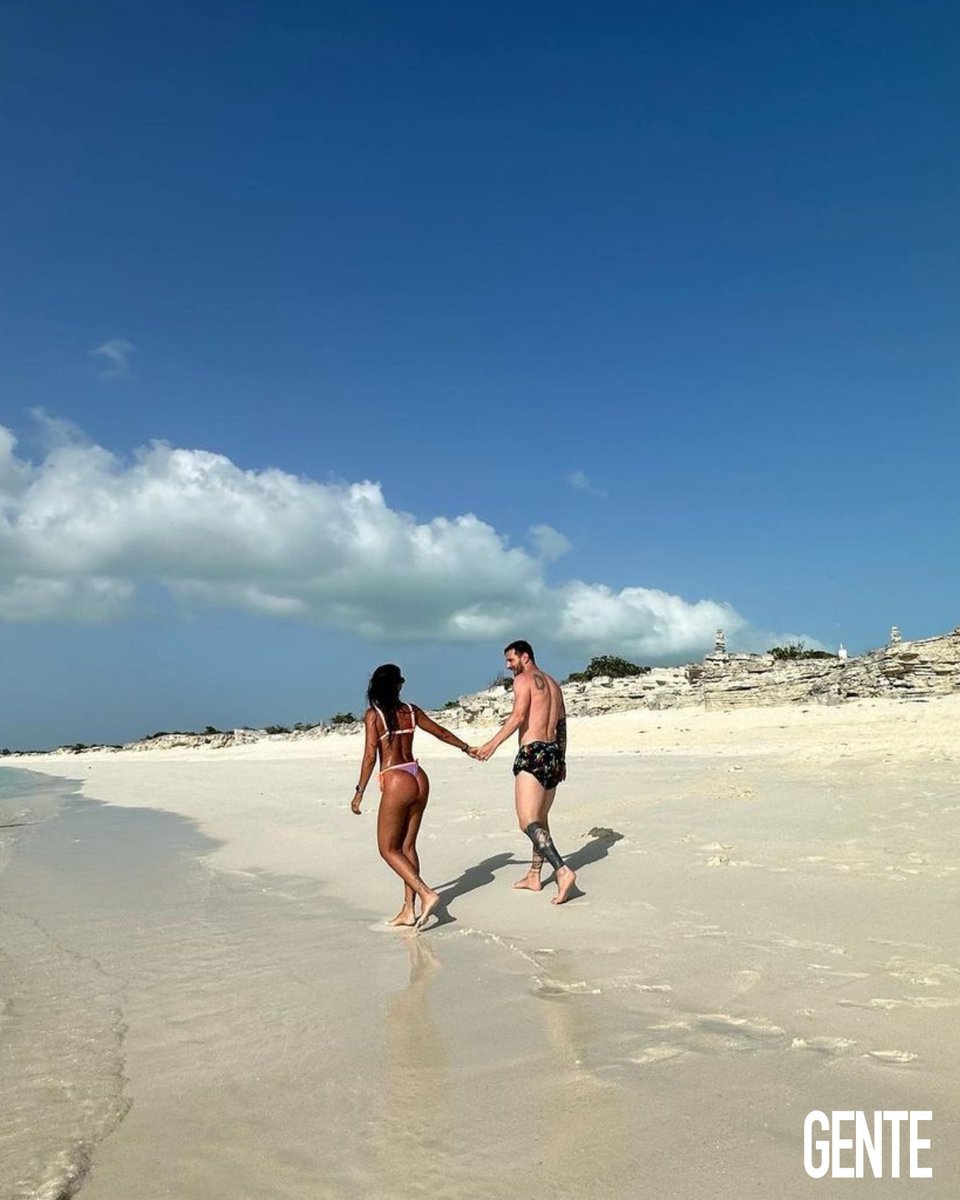 genteonline's tweet photo. 🌴 #LeoMessi y #AntonellaRoccuzzo la están pasando bomba después de meses movidos: la familia del capitán argentino se despidió del fútbol francés y preparan su inminente arribo al #InterMiami. 

¡Merecido descanso para la familia #Messi #Roccuzzo! 🔝 https://t.co/JBDGLrTH62