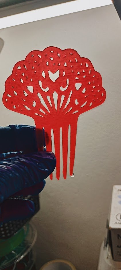 medvjed_store's tweet image. Z obrázku jsem vytvořil model a @Tichotlapka bude mít nové ozdoby do vlasů :-) Mám z nich vážně radost jak se povedly! #SLAprinting v praxi. Myslím, že už to docela umím ;))