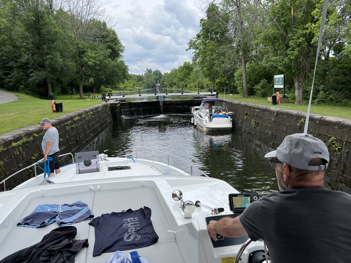 DANY13119's tweet photo. Et une nouvelle écluse sur le Canal Rideau : désormais des passages "finger in the nose" pour Captain Johnny ! #grandsudmag #danyantonetti #leBoat https://t.co/AzfbnhtDqE