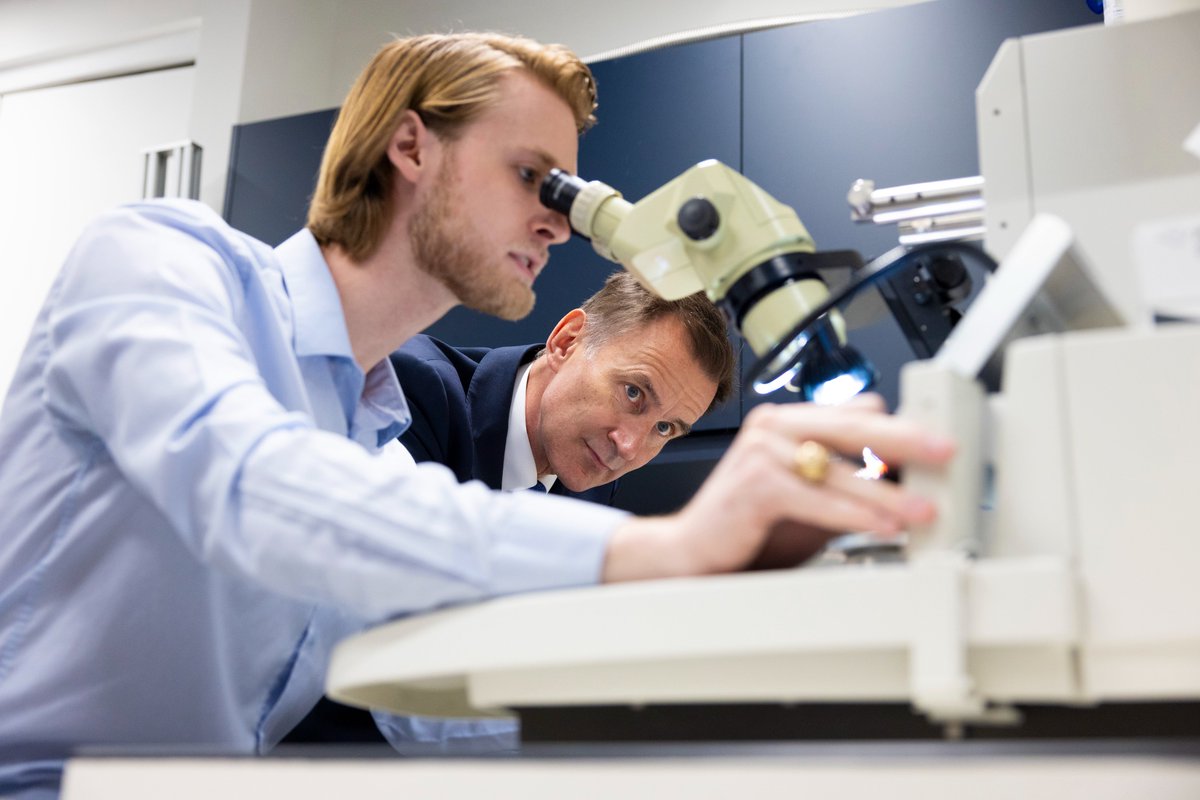 Quantum Motion Technologies (@quantum_motion) on Twitter photo Great to have the UK Chancellor @jeremy_hunt visit our London labs today.
During his visit to our lab, he met with staff to discuss the <a href="/hmtreasury/">HM Treasury</a> plans to unlock the British investment for fast-growing British firms.
Read more about the visit here: quantummotion.tech/uk-chancellor-… Great to have the UK Chancellor @jeremy_hunt visit our London labs today.
During his visit to our lab, he met with staff to discuss the <a href="/hmtreasury/">HM Treasury</a> plans to unlock the British investment for fast-growing British firms.
Read more about the visit here: quantummotion.tech/uk-chancellor-…