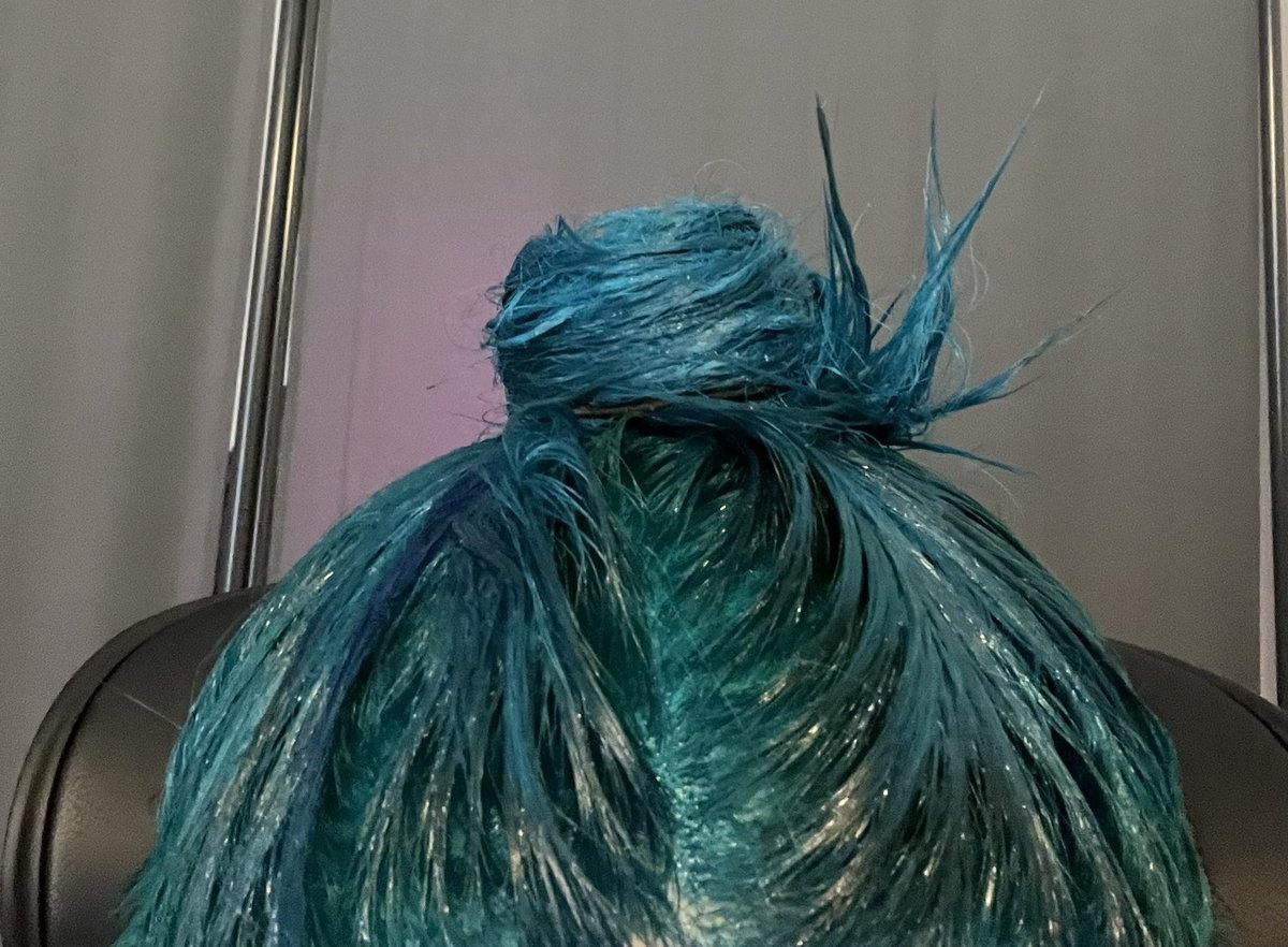 MoDoze_'s tweet photo. I have to leave for work in 20 minutes… and I just put in my hair color 

This. Is. Fine. 

One day I’ll be rich enough to have someone do my hair for me but until thennnn….. #DaStruggle

Happy MOnday. 🦕 https://t.co/IyowZT1LIL