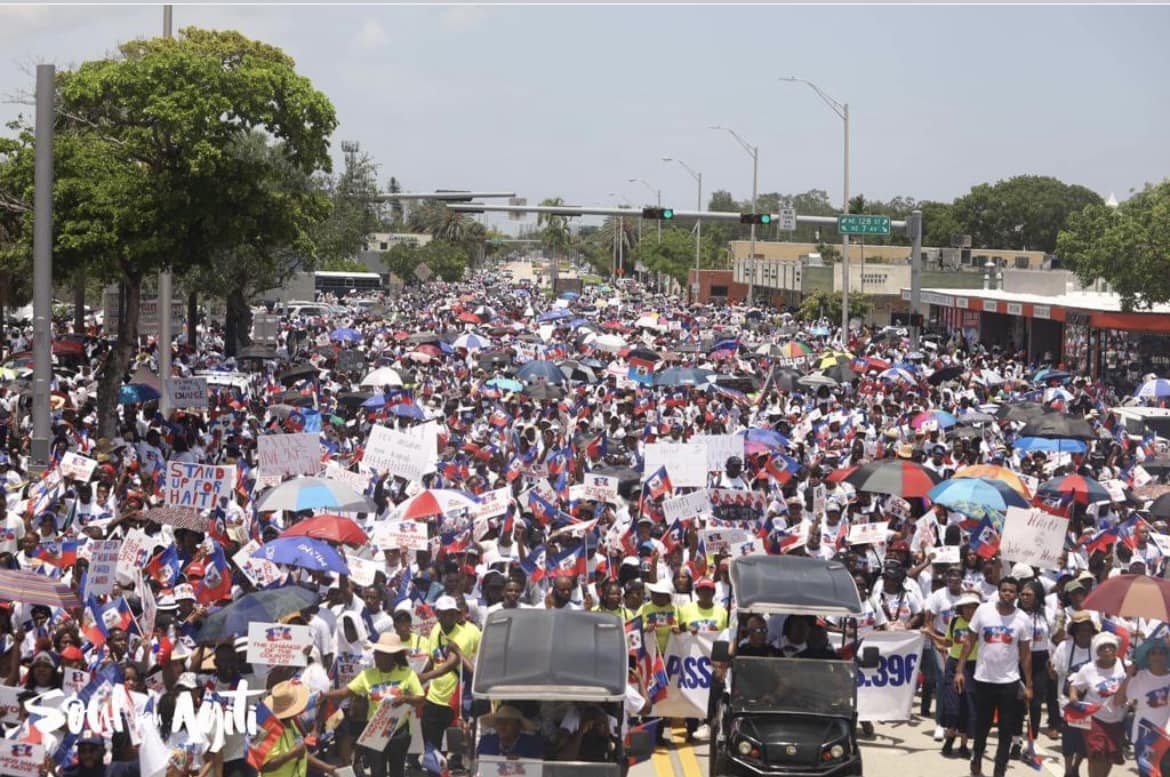 Papouch24's tweet photo. Nous applaudissons les nombreuses églises chrétiennes qui ont organisé une marche inspirante pour Haïti. Unissons nos forces au-delà de nos croyances pour apporter un changement positif et élever notre nation. Ensemble, nous sommes plus forts.  #union #Ayiti https://t.co/YKQYSFpRbt