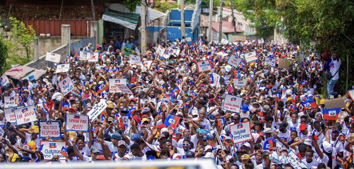 Papouch24's tweet photo. Nous applaudissons les nombreuses églises chrétiennes qui ont organisé une marche inspirante pour Haïti. Unissons nos forces au-delà de nos croyances pour apporter un changement positif et élever notre nation. Ensemble, nous sommes plus forts.  #union #Ayiti https://t.co/YKQYSFpRbt