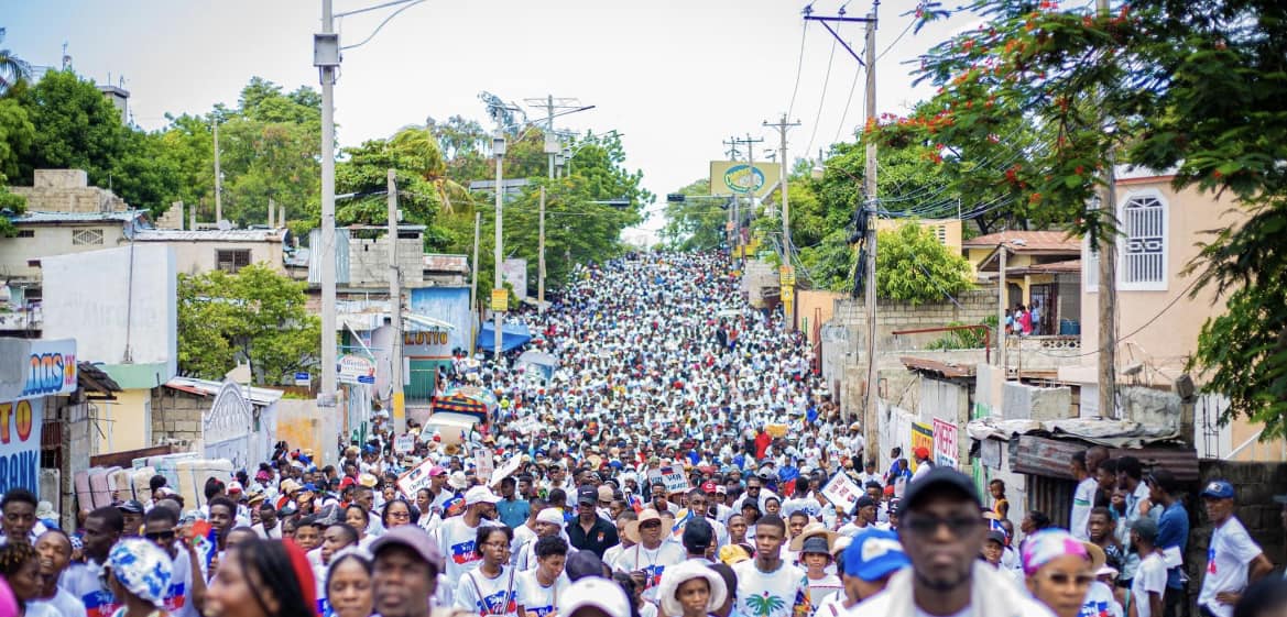 Papouch24's tweet photo. Nous applaudissons les nombreuses églises chrétiennes qui ont organisé une marche inspirante pour Haïti. Unissons nos forces au-delà de nos croyances pour apporter un changement positif et élever notre nation. Ensemble, nous sommes plus forts.  #union #Ayiti https://t.co/YKQYSFpRbt