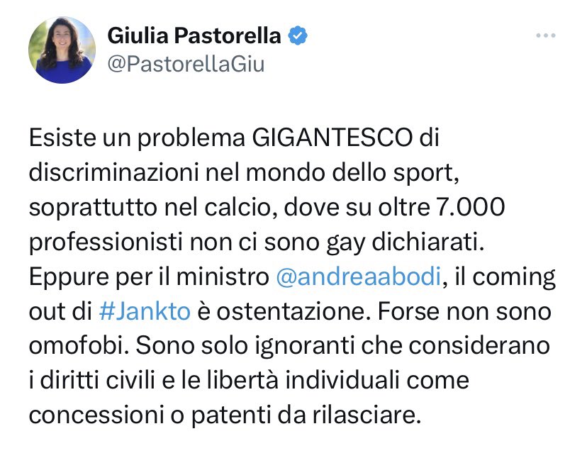 Ma che noia!! Perché su 7000 giocatori deve esserci per forza un gay ? Questi sono fissati….