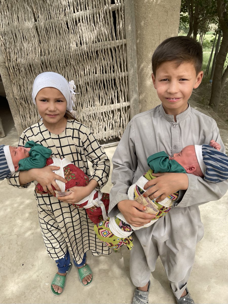 gvny05's tweet photo. Afganistan’ın Tacikistan sınırında bir Türkmen köyünde bana ikiz kardeşlerini göstermeye gelen bu çocukların fotoğrafını wp durumuma koydum. Emekli bir hastane müdürü “bu yaşta çocukların evlenmesi doğru mu hocam” dedi. Kafalardaki Afgan algısının dehşetini anlayabiliyor musunuz? https://t.co/j5Yid08ft2