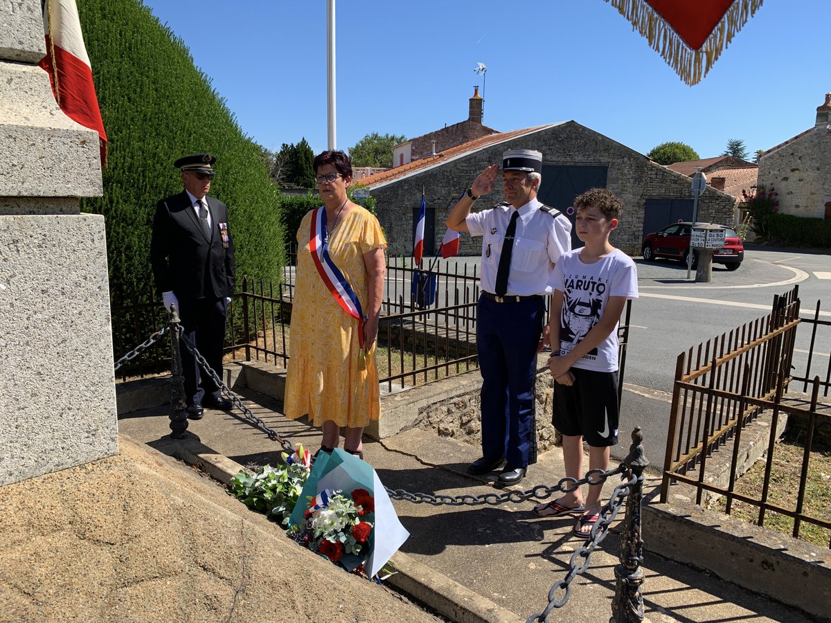 Peault85's tweet photo. 🇫🇷 #𝟭𝟰𝗝𝗨𝗜𝗟𝗟𝗘𝗧 🇫🇷
La cérémonie de la Fête Nationale se tiendra à 12h à #Péault au monument aux morts. 
👉 À partir de 13h, nous serons heureux de vous retrouver autour d’un pique-nique citoyen.
🎲🎯 Pensez à apporter des jeux pour poursuivre les festivités l’après-midi. https://t.co/i9U1OVhFki