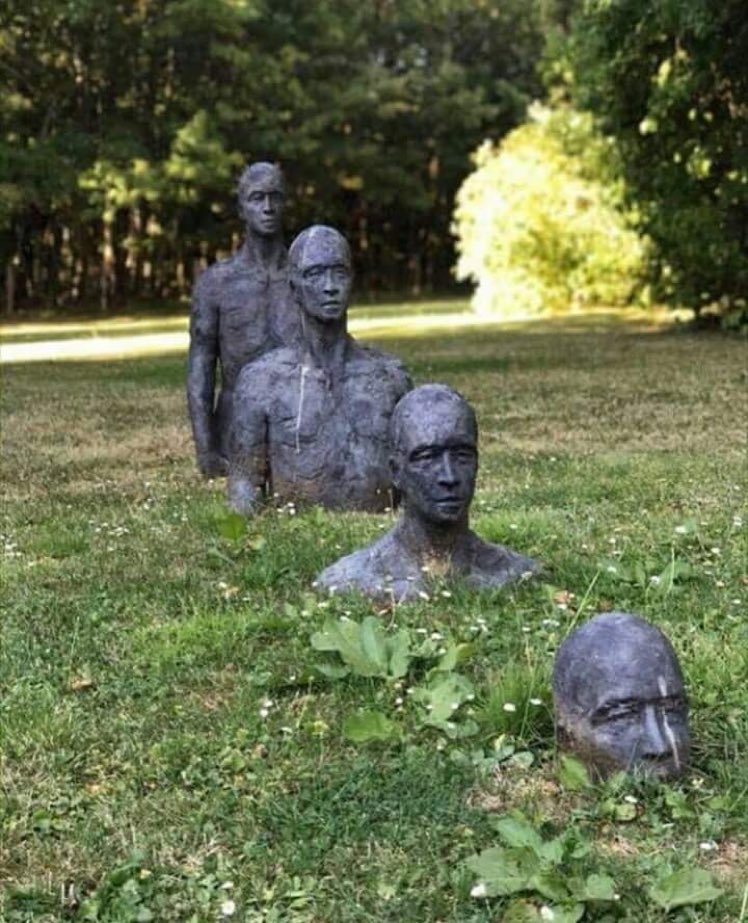 Çoğalıyorduk,
Çoğalırken azalıyorduk da,
Bu gidiş bitişe miydi?
Dirilişe miydi?