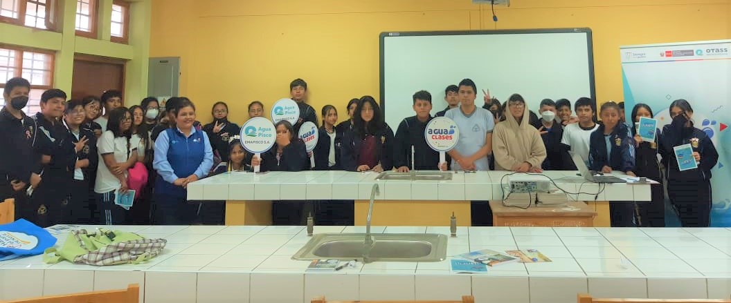 OtassPeru's tweet photo. 📍 #Pisco | #Emapisco sensibilizó, con materiales educativos de la iniciativa nacional #AguaClases del #Otass, a 35 estudiantes del colegio Capitán FAP José Abelardo Quiñones Gonzáles sobre la importancia de usar responsablemente los servicios de agua potable y #alcantarillado. https://t.co/XqXEaDmsw6