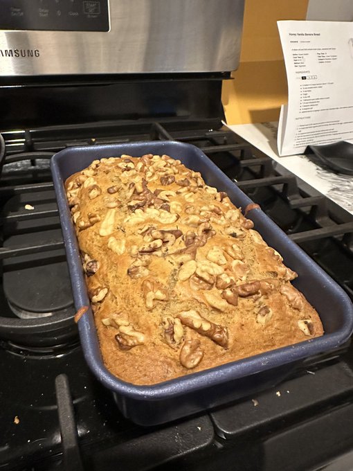 2 pic. My homemade banana bread or me ? 
Hint: if you choose me you get both ? https://t.co/WAjg6ewp
