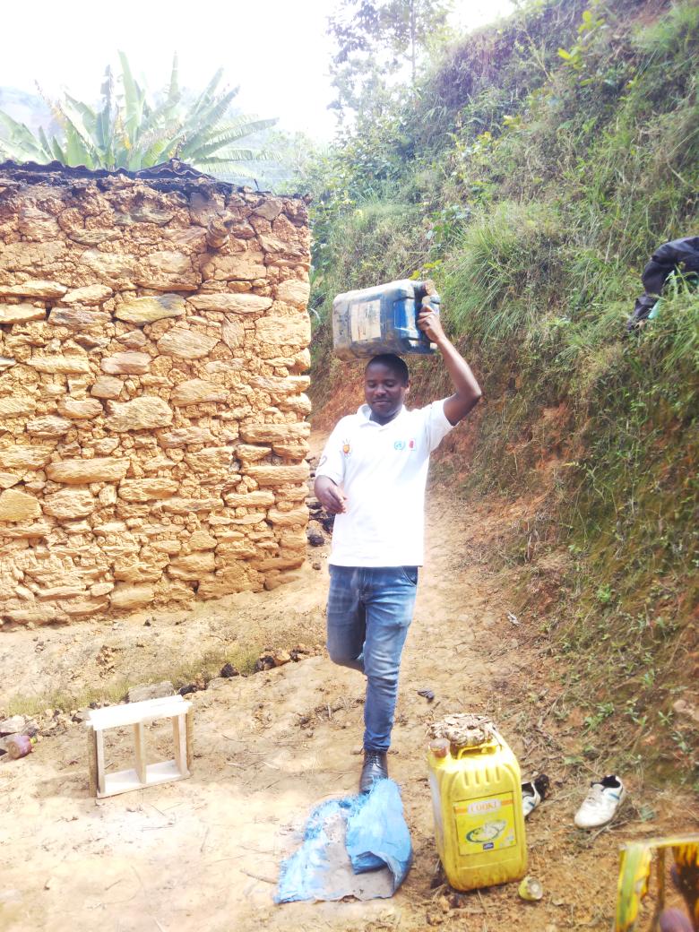 Manamfashajames's tweet photo. Dans l'objectif de renforcer l'esprit de fraternité,le #CNJB@ Bukinanyana a organisé à ce lundi des travaux communautaires où les jeunes ont fabriqué les briques destinées à construire les maisons des Vurnérables de la Zone Masango !! #TweseHamweBirashoboka@ https://t.co/kxue4sZbQn