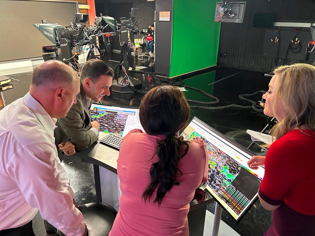 CIWRO_'s tweet photo. Weather broadcasters sit in the warning hot seat through a @UofOklahoma and @NWS pilot project made possible by the Warning Decision Training Division. Read the story: https://t.co/Uj0NZHu3ye https://t.co/J6mktRyhCK